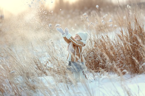 be341a67c3b6d80001c1bcd0f1a1a0f0a38bd826_hygge-little-girl-playing-in-the-snow